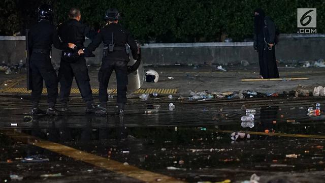 Bercadar Hitam, Perempuan Misterius Ini Berjalan ke Gedung Bawaslu