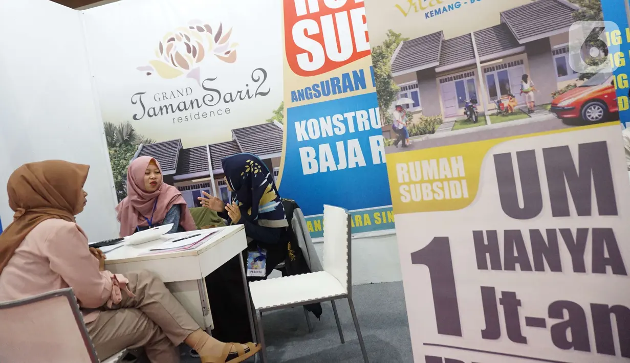 Pengunjung mendapatkan penjelasan saat pameran properti di Jakarta, Kamis (21/11/2019). Uang muka yang semula minimal lima persen menjadi satu persen melalui program Bantuan Pembiayaan Perumahan Berbasis Tabungan (BP2BT). (Liputan6.com/Angga Yuniar)