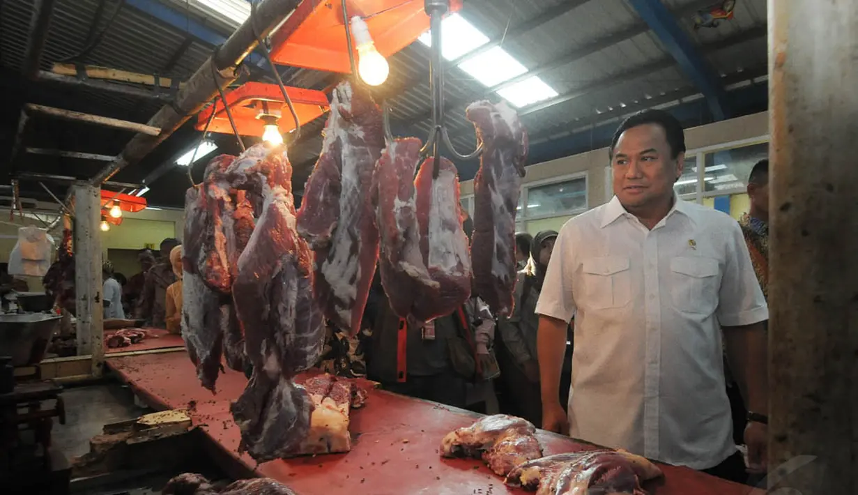 Di pasar tersebut, Mendag Rachmat Gobel melakukan peninjauan harga terkait dampak kenaikan BBM, Jakarta, Selasa (25/11/2014). (Liputan6.com/Herman Zakharia)