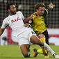 Pemain Dortmund, Mario Goetz (kanan) berebut bola dengan pemain Tottenham, Moussa Dembele pada laga grup H Liga Champions di Wembley stadium,  London, (13/9/2017). Tottenham menang 3-1. (AP/Kirsty Wigglesworth)