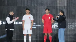 Dua orang model memperagakan jersey anyar kandang (merah) dan tandang (putih) Timnas Indonesia produksi jenama dalam negeri Erspo, didampingi oleh sang pemilik, Muhammad Saddad (kiri) dalam acara launching jersey anyar Timnas Indonesia di Bengkel Space, SCBD, Jakarta, Senin (18/3/2024) petang WIB. (Bola.com/Abdul Aziz)