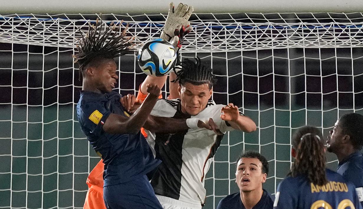Jerman unggul 1-0 pada menit ke-29. Paris Brunner menunaikan tugas sebagai algojo tendangan penalti setelah Aymen Sadi ditemukan bersalah menekel Bilal Yalcinkaya. (AP Photo/Achmad Ibrahim)