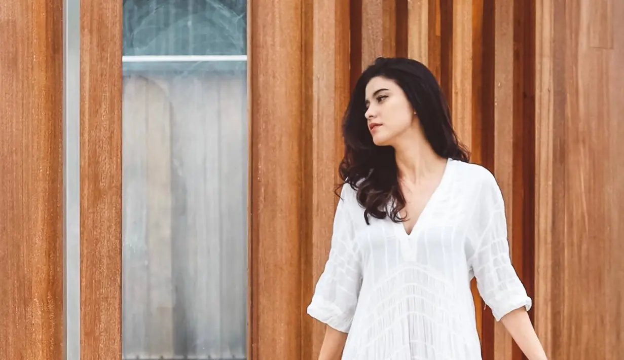 Sempat dikira masih single, diketahui bahwa Medina sudah menikah dengan pria bernama Prasetyo Wicaksono pada tahun 2016. Belakangan ini ia pun tengah mempromosikan karya terbarunya dalam karier aktingnya yang berperan dalam sebuah serial berjudul Bestie. Dalam serial ini ia akan beradu akting dengan banyak aktris dan sudah mulai tayang pada 17 September kemarin. (Liputan6.com/IG/@medinadinaaa)