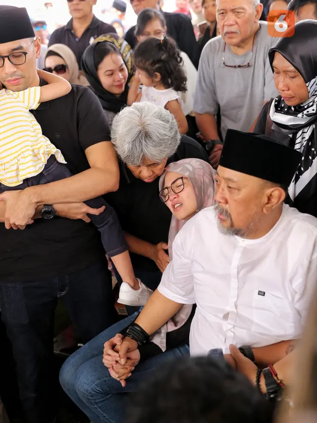 [Bintang] Pemakaman Istri Indro Warkop