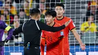 Pemain China Hu Hetao berdebat dengan wasit dalam pertandingan kualifikasi Piala Dunia 2026 zona Asia antara AustraliaVs China di Adelaide pada 10 Oktober 2024. (AFP/Brenton Edwards)