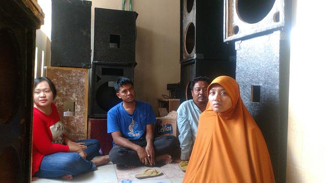 Keluarga pria korban pembakaran hidup-hidup di Bekasi.