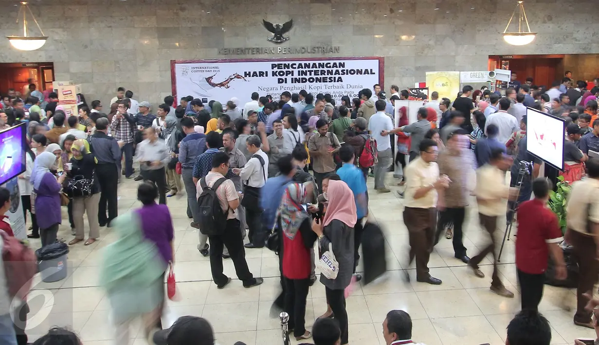 Warga mengunjungi acara minum kopi gratis di Gedung Kementerian Perindustrian, Jakarta, Kamis (1/10/2015). Acara bagi-bagi kopi gratis ini dalam rangka Pencanangan Hari Kopi Internasional yang jatuh pada tanggal 1 Oktober. (Liputan6.com/Angga Yuniar)