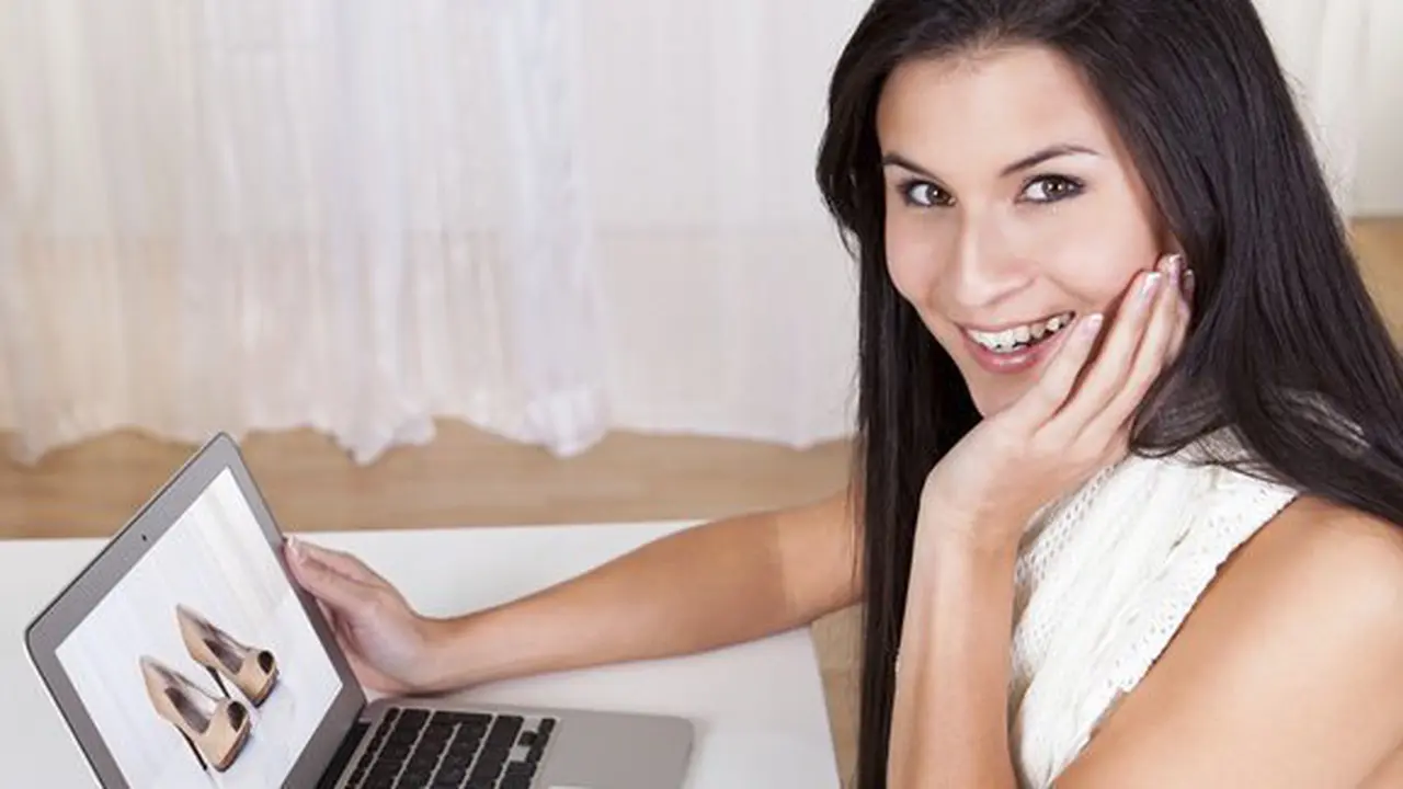 Belanja barang penuh diskon di Harbolnas/copyright shutterstock.com