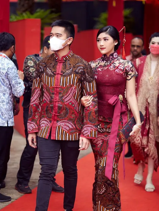 Erina mendampingi Kaesang menghadiri acara Imlek dalam outfit serba merah. Kaesang tampak gagah dengan atasan bermotif batik dengan kerah cheongsam yang unik, sedangkan Erina tampil anggun dengan atasan cheongsam dipadu batik sebagai rok yang serasi. Foto: Instagram.