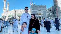 Potret Tasya Kamila umrah sekeluarga (credit: instagram/tasyakamila)