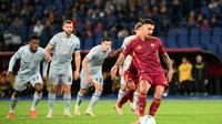 Momen Lorenzo Pellegrini mencetak gol via titik 12 pas saat AS Roma mengalahkan Udinese pada lanjutan Liga Italia 2025/2026. (Alberto PIZZOLI / AFP)