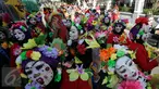 Sejumlah peserta mengikuti pawai pembukaan Festifal Kesenian Yogyakarta (FKY) 2016 di Jalan Malioboro, Yogyakarta (23/8) FKY  28 yang mangusung tema "Masa Depan Hari Ini Dulu "akan berlangsung hingga 9 September 2016. (Boy Harjanto)