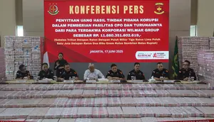Kepala Pusat Penerangan Hukum (Kapuspenkum) Kejaksaan Agung (Kejagung) Harli Siregar (keempat kiri atau baju putih) bersama para direktur dan kepala bagian terkait memberi keterangan tentang penyitaan uang hasil tindak pidana korupsi dalam pemberian fasilitas ekspor minyak sawit mentah (CPO) dan turunannya dari para terdakwa korporasi Wilmar Group di Gedung Bundar Kejaksaan Agung, Jakarta, Selasa (17/6/2025). (merdeka.com/Arie Basuki)
