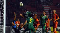 Striker impor Persebaya Emile Mbamba mencetak gol lewat sundulan kepala sekaligus menyamakan skor menjadi 1-1. (Liga Indonesia)