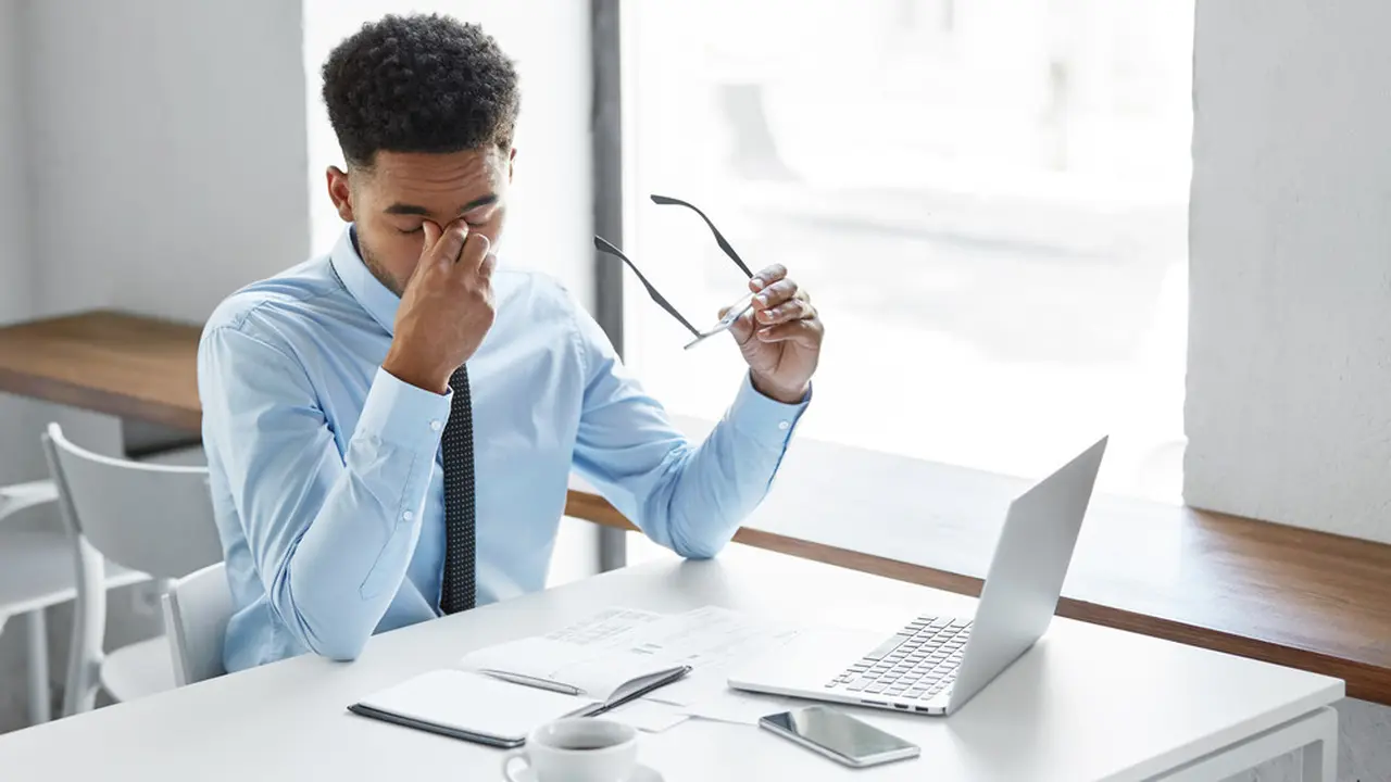 Ngantuk Usai Makan Siang di Kantor? Ini Penyebabnya (WAYHOME-studio/Shutterstock)