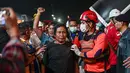 Korban selamat  kebakaran KM Mutiara Sentosa II setibanya di Dermaga Jamrud Utara, Pelabuhan Tanjung Perak, Surabaya, Jawa Timur, Senin (3/8/2026).  (AFP/ Juni Kriswanto)