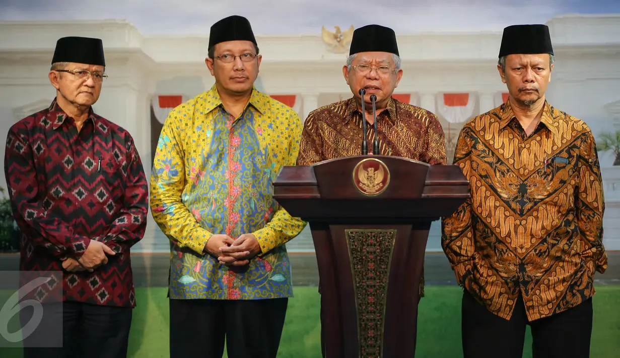 Ketua Umum MUI DR KH Ma'ruf Amin (kedua kanan) dengan Menteri Agama Menteri Agama Lukman Hakim Saifudin (kedua kiri) memberikan keterangan pers usai pertemuan dengan Presiden Joko Widodo di Istana Merdeka, Jakarta, (5/1). (Liputan6.com/Faizal Fanani)