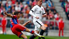 Sepakan Robert Lewandowski sukses membobol gawang Frankfurt (REUTERS/Michael Dalder)