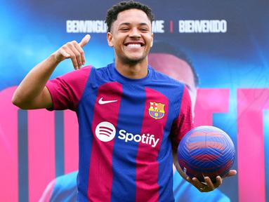 Vitor Roque baru saja bergabung dengan Barcelona pada bursa transfer musim dingin 2023/2024 dan langsung menjalani debutnya saat menang 2-1 atas Las Palmas pada pekan ke-19 La Liga 2023/2024 (4/1/2024). Striker berusia 18 tahun yang sejatinya telah resmi menjadi milik Barcelona pada awal musim 2023/2024 itu menjadi striker asal Brasil teranyar yang dimiliki Barcelona. Sebelumnya Barcelona pernah diperkuat beberapa striker asal Brasil, lima di antaranya bahkan bisa dibilang paling sukses, siapa saja? Ini dia daftar kelimanya. (AFP/Pau Barrena)