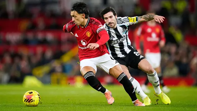 Pemain Manchester United, Lisandro Martinez (kiri), berebut bola dengan pemain Newcastle, Sandro Tonali