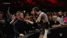 Wayne Rooney, kapten Manchester United tampil di acara gulat World Wrestling Entertainment (WWE) RAW Show dan menampar Wade Barret hingga terjatuh.