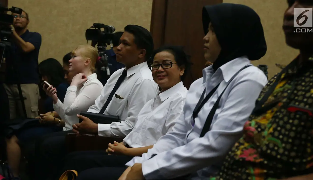 Terdakwa pemberi keterangan palsu dalam sidang korupsi e-KTP, Miryam S Haryani menunggu dimulainya sidang perdana di Pengadilan Tipikor, Kamis (13/7). Agenda perdana mendengarkan dakwaan dari jaksa penuntut umum KPK. (Liputan6.com/Helmi Afandi)