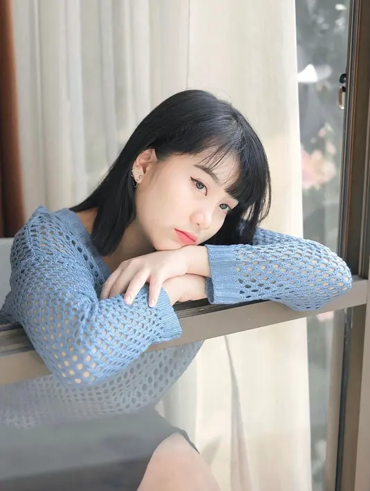 Meski warna blonde sering ia gunakan, namun pelantun lagu Keajaiban ini tetap tampil cantik saat rambutnya berwarna hitam. Meski bergaya casual, ia terlihat menawan.(Liputan6.com/IG/@gheaindrawari)