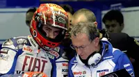Kerja sama pebalap Yamaha, Jorge Lorenzo, dan sang kepala mekanik, Ramon Forcada (kanan) dipastikan bakal rampung pada akhir musim ini. (MotoGP)
