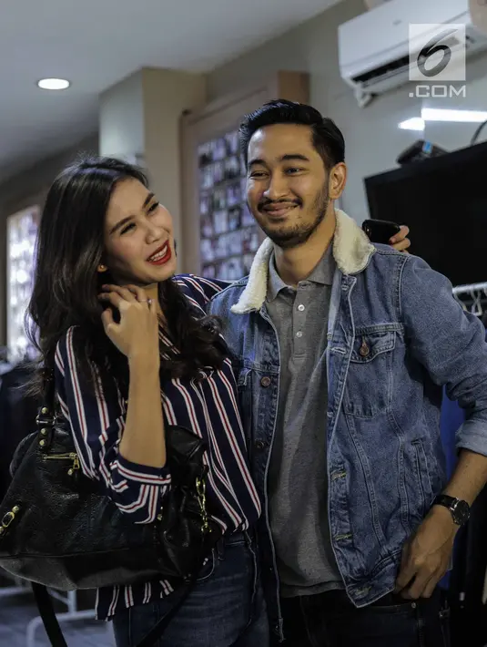 Syahnaz Sadiqah dan calon suaminya Jeje Govinda berpose usai fetting jas di Wong Hang Tailor di Jakarta, Rabu (7/2). Kedatangan mereka untuk fitting jas pernikahan yang akan dikenakan oleh Jeje Govinda dalam pernikahan nanti. (Liputan6.com/Faizal Fanani)