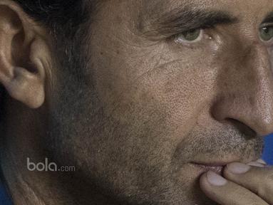 Pelatih Timnas Indonesia, Luis Milla, tampak tegang sebelum laga persahabatan melawan Puerto Rico di Stadion Maguwoharjo, Sleman, Selasa (13/6/2017). (Bola.com/Vitalis Yogi Trisna)