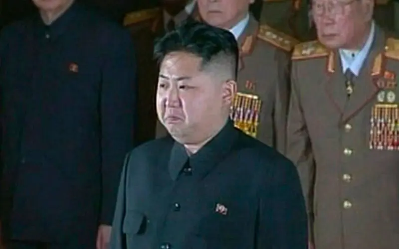 Kim Jong-un juga menangis di depan jasad ayahnya, Kim Jong-il (Reuters)