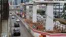 Kendaraan melintas di samping proyek LRT di kawasan Kuningan, Jakarta Selatan, Rabu (21/2). Kebijakan Presiden Jokowi ini menyebabkan semua proyek konstruksi elevated LRT juga turut dihentikan. (Liputan6.com/Immanuel Antonius)