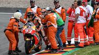 Pebalap Repsol Honda, Marc Marquez, mendapat ucapan selamat setelah menjuarai MotoGP Jerman di Sirkuit Sachsenring, Minggu (2/7/2017). (EPA/Filip Singer)