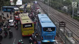 Kendaraan  terjebak kemacetan di sekitar kawasan Pejompongan akibat unjuk rasa mahasiswa di depan Gedung DPR, Jakarta, Selasa (24/9/2019). Demonstrasi mahasiswa dilakukan untuk menolak pengesahan berbagai RUU yang dianggap bermasalah. (Liputan6.com/Helmi Fithriansyah)