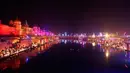 Cahaya lampu dari tanah liat menerangi tepi Sungai Sarayu sebagai bagian dari perayaan Diwali di Ayodhya, , Selasa (6/11). Kota di utara India itu memecahkan rekor dunia Guinness setelah menyalakan 300.150 lampu selama 45 menit. (AP/Rajesh Kumar Singh)