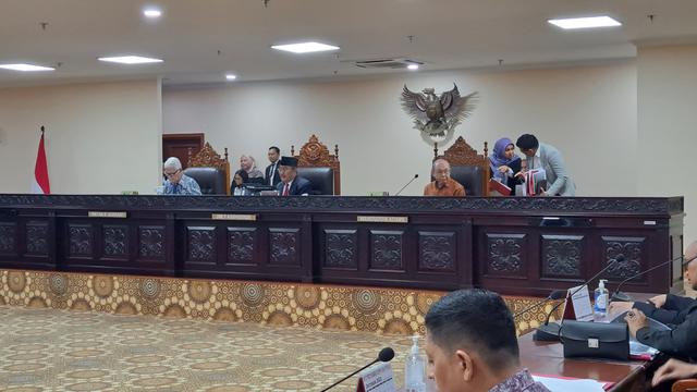 Majelis Kehormatan Mahkamah Konstitusi (MKMK) menggelar rapat perdana terkait dugaan pelanggaran etik hakim MK terkait putusan syarat calon presiden (capres) dan calon wakil presiden (cawapres).