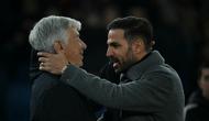 Momen Gian Piero Gasperini dan Cesc Fabregas bertemu pada laga AS Roma kontra Como.(Filippo MONTEFORTE / AFP)