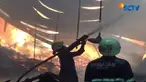Api mulai muncul sekitar pukul 08.00 pagi di bangunan gudang seluas 100 meter persegi ini.