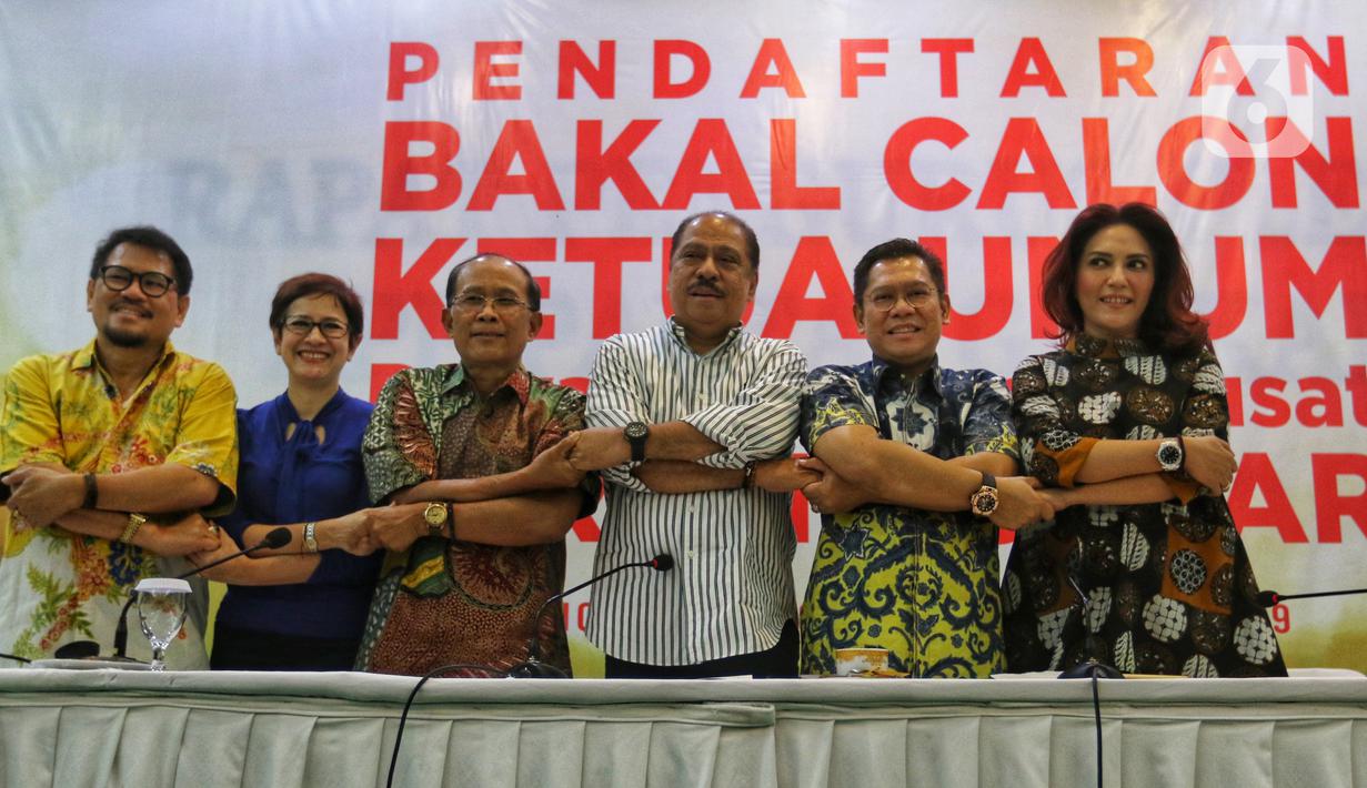 Ketua Penyelenggara Munas Partai Golkar Melchias Markus Mekeng (ketiga kanan) bersama jajaran panitia saling berjabat tangan saat konferensi pers di Kantor DPP Golkar, Jakarta, Jumat (29/11/2019). Munas Golkar akan berlangsung pada 4-6 Desember 2019 di Ritz-Carlton Jakarta. (Liputan6.com/JohanTallo)