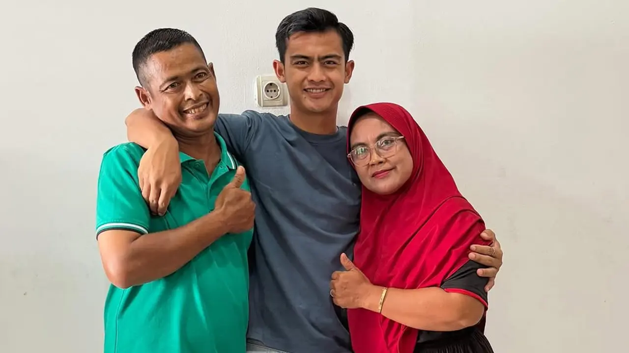 Potret Pratama Arhan Pulang Kampung, Beri Hadiah Spesial ke Ayah Azizah Salsha
