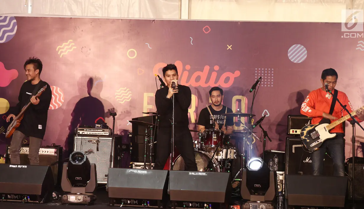Penampilan Govinda band pada acara Vidio Fair 2.0 di Gandaria City Mall, Jakarta Selatan, Sabtu (3/11). Selain Govinda, musisi-musisi papan atas seperti Sheryl Sheinafia, Andien dan GIGI juga akan tampil menghibur pengunjung (Liputan6.com/Herman Zakharia)