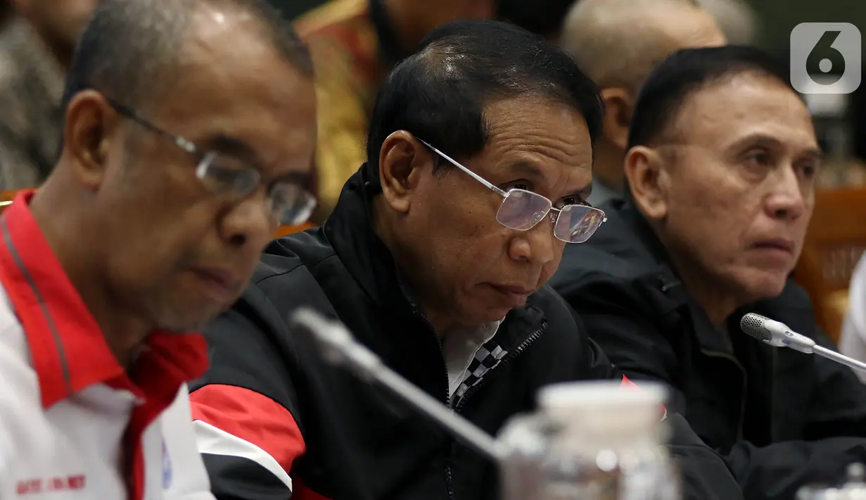Menpora, Zainuddin Amali dan Ketua Umum PSSI Mochamad Iriawan (kanan) mengikuti rapat kerja dengan Komisi X DPR di Senayan, Kamis (7/11/2019). Rapat kerja membahas rencana program prioritas di Kementerian Pemuda dan Olahraga tahun 2020 serta pertimbangan naturalisasi atlet (Liputan6.com/Johan Tallo)