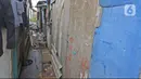 Seorang anak berjalan di kawasan Kampung Tembok, Muara Angke, Jakarta Utara, Rabu (4/3/2020). (Liputan6.com/Herman Zakharia)