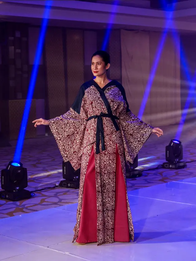 Lewat Bootcamp Fashion, Desainer Wignyo Rahadi Melatih Santri Mengembangkan Usaha Fashion dan Konveksi Berbasis Pesantren.