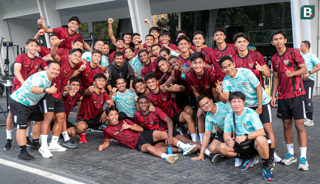 Sejumlah pemain, pelatih, dan instruktur Timnas Indonesia U-20 berfoto bersama setelah latihan fisik di GBK Empire Fit Club, Senayan, Jakarta, Rabu (15/05/2024). (Bola.com/Bagaskara Lazuardi)