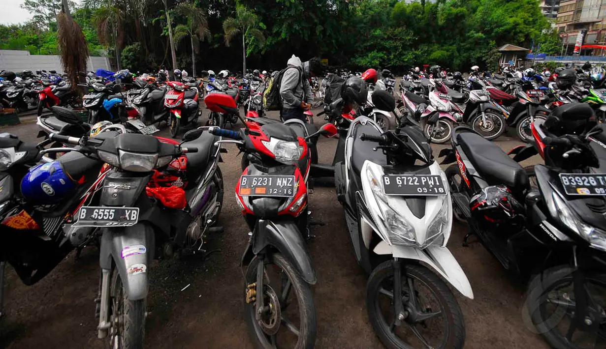 12 Tempat parkir yang disediakan tidak bisa disiapkan secara gratis, Jakarta, Kamis (4/12/2014). (Liputan6.com/Johan Tallo)