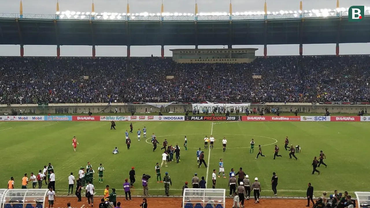 Penonton di Stadion Si Jalak Harupat