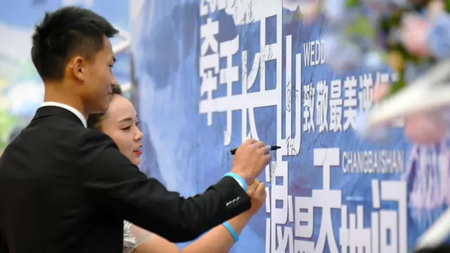 FOTO: Nikah Massal Pejuang COVID-19 di China