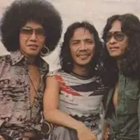 Almarhum Deddy Dores meninggalkan kenangan di setiap orang-orang yang ia kenal. Tidak hanya keluarga dan teman musisi. Para tetangga di Desa Cijeler, Sumedang pun punya kenangan tersendiri bersama Deddy Dores.