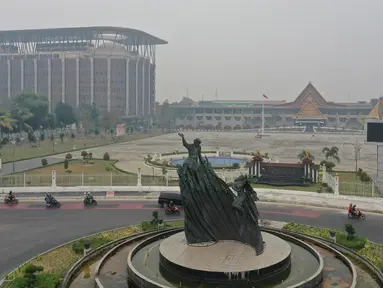 Gambar udara menunjukkan Tugu Zapin ketika kabut asap pekat menyelimuti Pekanbaru, Riau, Minggu (15/9/2019). Menurut BMKG, kualitas udara di wilayah Pekanbaru masih terpantau tidak sehat pada Minggu pagi. (ADEK BERRY/AFP)